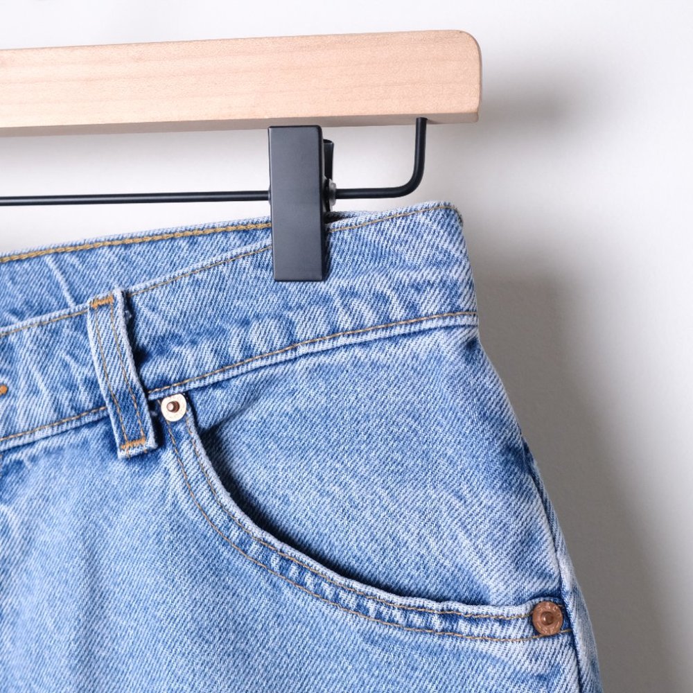 Vintage Levis High Waisted 950 Relaxed Fit Stonewash Denim Shorts Size 9 - Picture 3 of 7